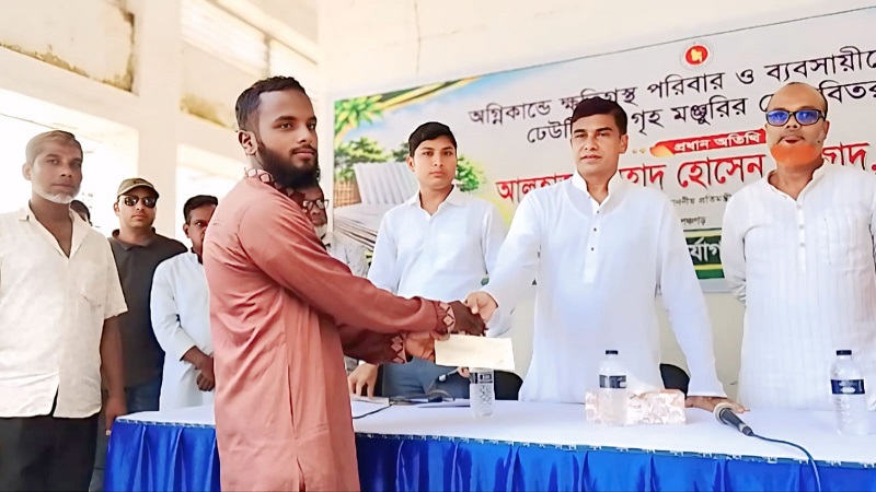 দেবীগঞ্জে অগ্নিকাণ্ডে ক্ষতিগ্রস্ত ৮ পরিবার ও ব্যবসায়ী পেলেন সরকারি সহায়তা